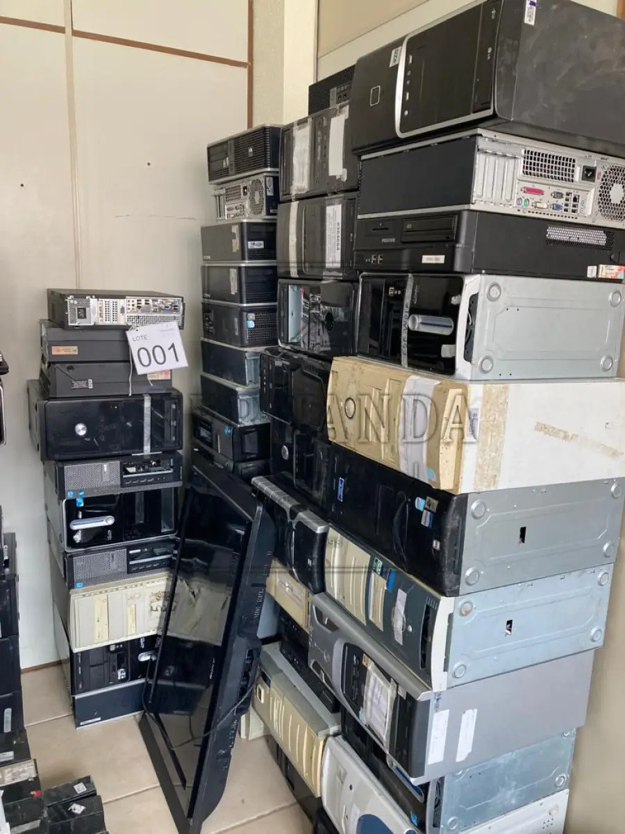LOTE 001 - Lote composto por material de informática. Avaliado em R$530,00