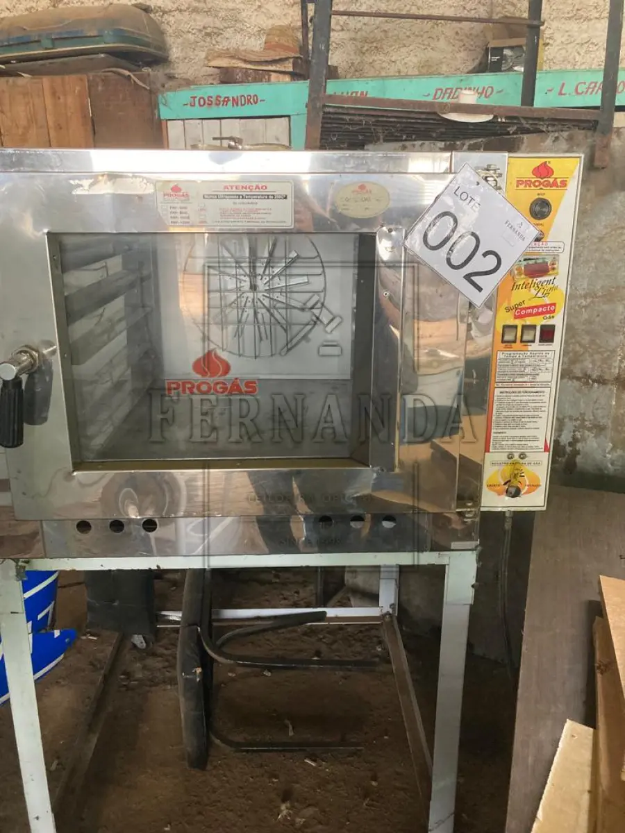 LOTE 002 - Um Forno industrial, marca Progás, PRP5000. Avaliado em R$ 200,00.