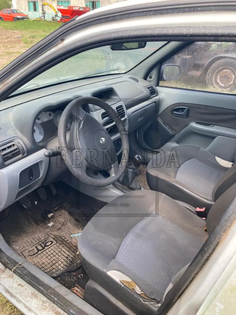 LOTE 003 - Veículo Renault Clio Sedan, ano 06/07, 5 portas, branco, placa INJ4584. Avaliado em R$ 3.864,20.
