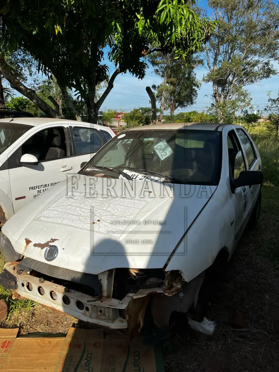 LOTE 002 - Automóvel Fiat/ Palio 1.6, ano/modelo 2000, placa IJU2517. Avaliado em R$ 400,00.