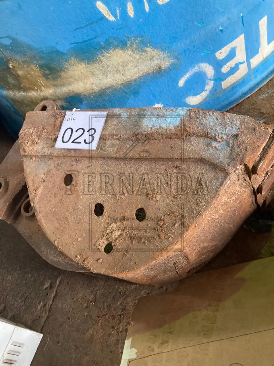 LOTE 023 - Lote de sucata de ferro concha de retroescavadeira 40cm. Avaliado em R$ 200,00.