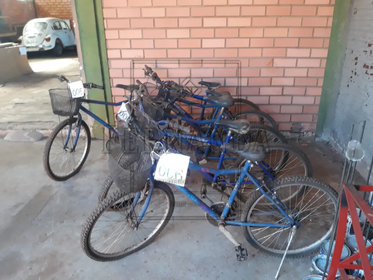 LOTE 006 - Lote com seis bicicletas de marcha, aro 26. Avaliado em R$ 500,00.