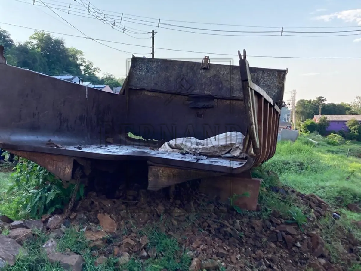 LOTE 005 - Caçamba basculante com tampa, sem chassi e sem a parte hidráulica. Avaliado em R$ 800,00.