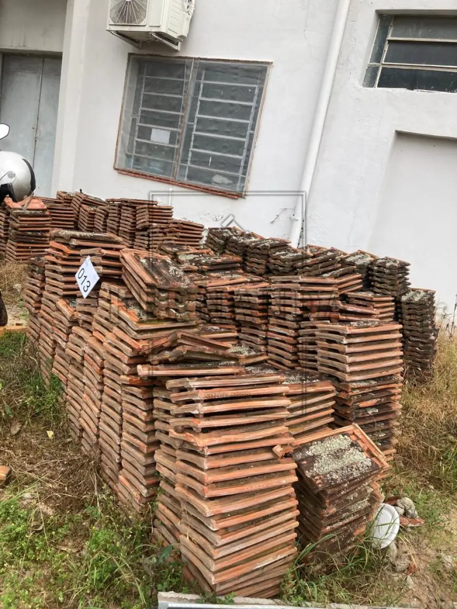LOTE 013 - Lote com 1000 telhas, aproximadamente. Avaliado em R$ 150,00.