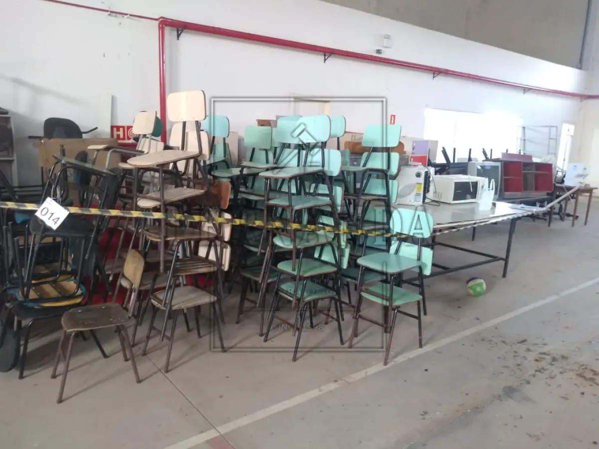 LOTE 014 - Lote de mesas, classe escolar, tv, ar condicionado, cadeiras, armários, microondas, mesa refeitório escolar, bebedor. Avaliado em R$350,00.