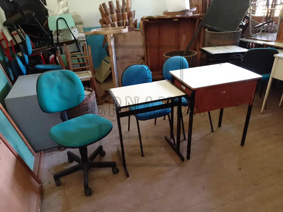LOTE 001 - Material mobiliário. Armários, cadeiras, mesas, instrumentos musicais, classes escolares, e outros. Avaliado em R$ 260,00.
