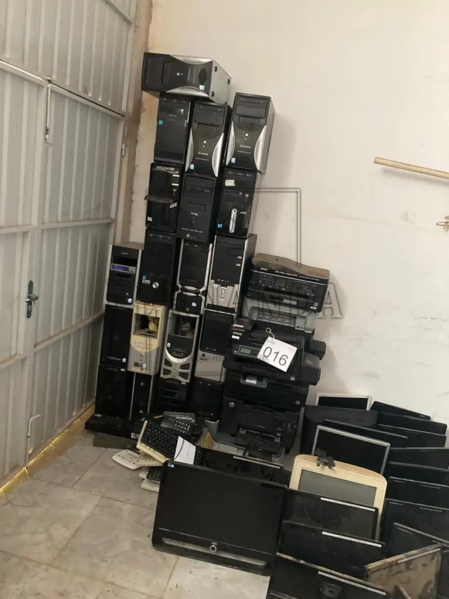 LOTE 016 - Lote de sucatas de informática. Avaliado em R$ 150,00.