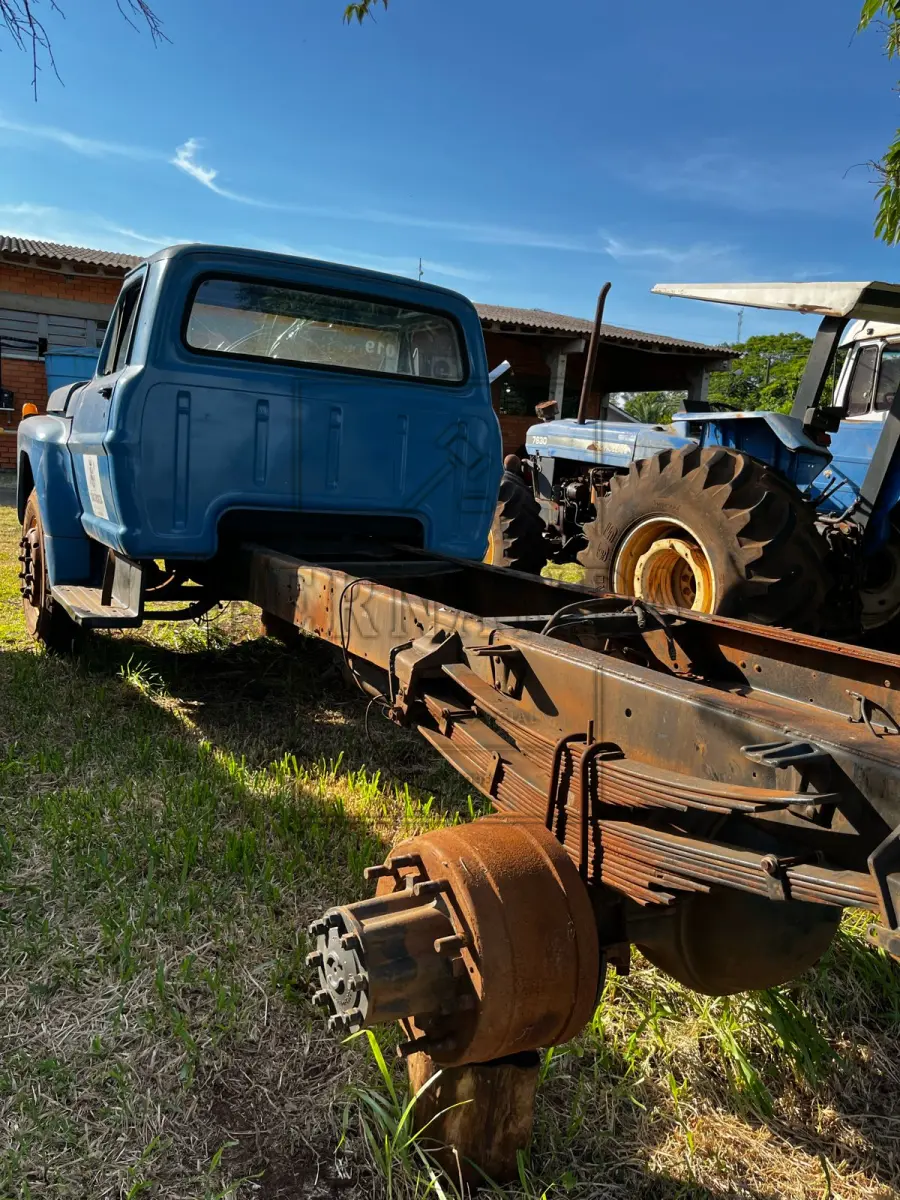 LOTE 005 - Caminhão Ford F-14.000, Ano fabricação 1989, placa IIL3709. Avaliado em R$ 2.000,00.