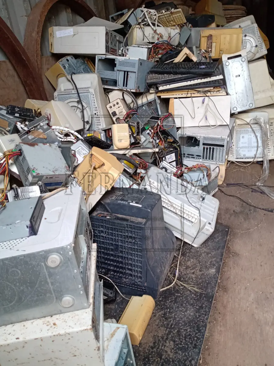 LOTE 049 - Lote de sucata geral (ferro e descarte de informática). Avaliado em R$ 350,00.
