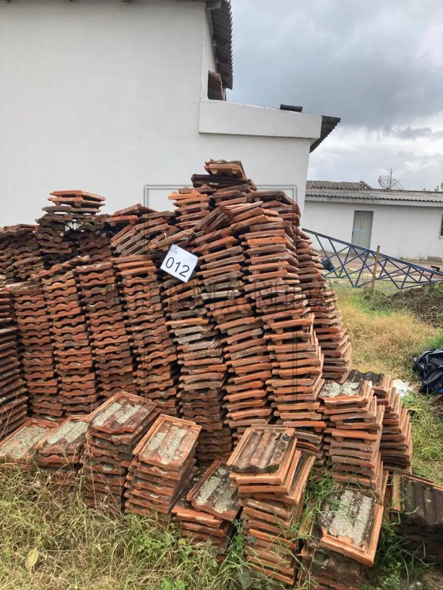 LOTE 012 - Lote com 1000 telhas, aproximadamente. Avaliado em R$ 150,00.