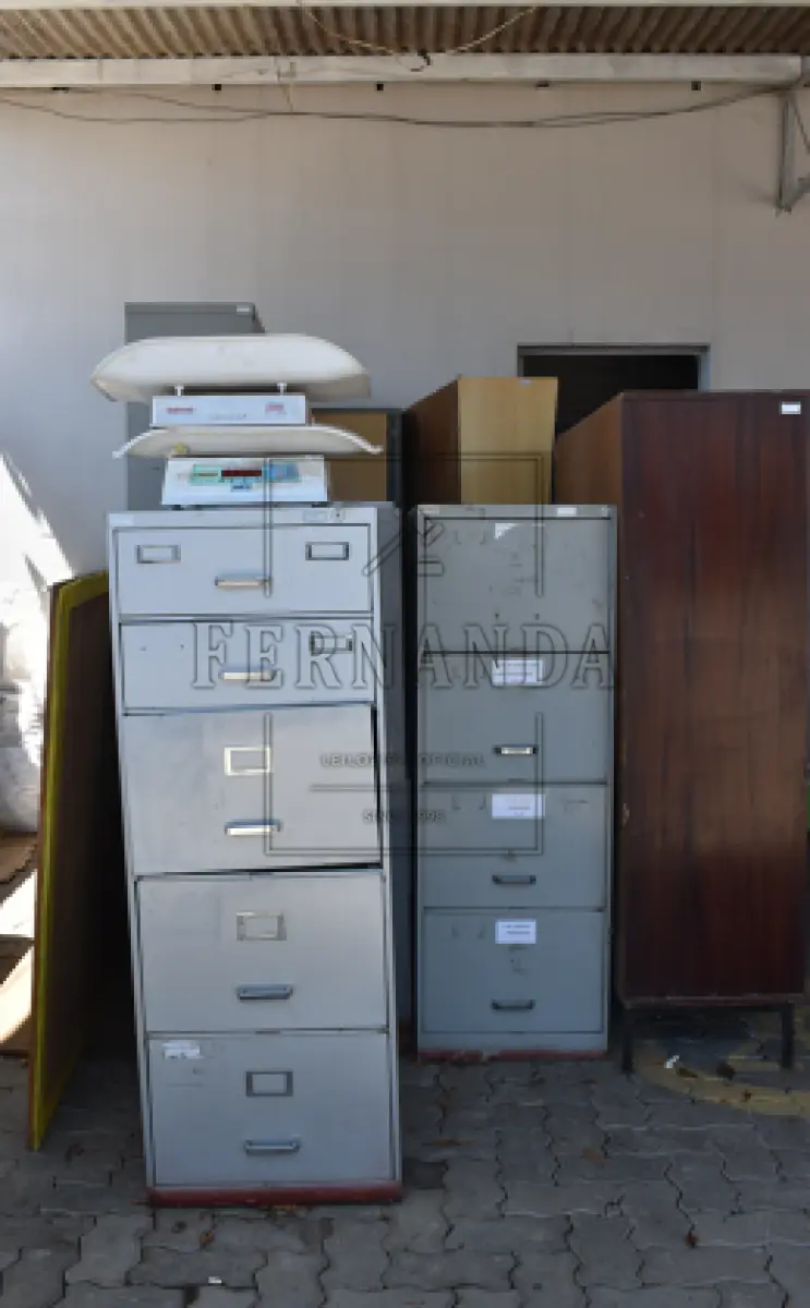 LOTE 015 - Sucatas de armários em madeira e aço e balanças infantis. Avaliado em R$ 280,00.