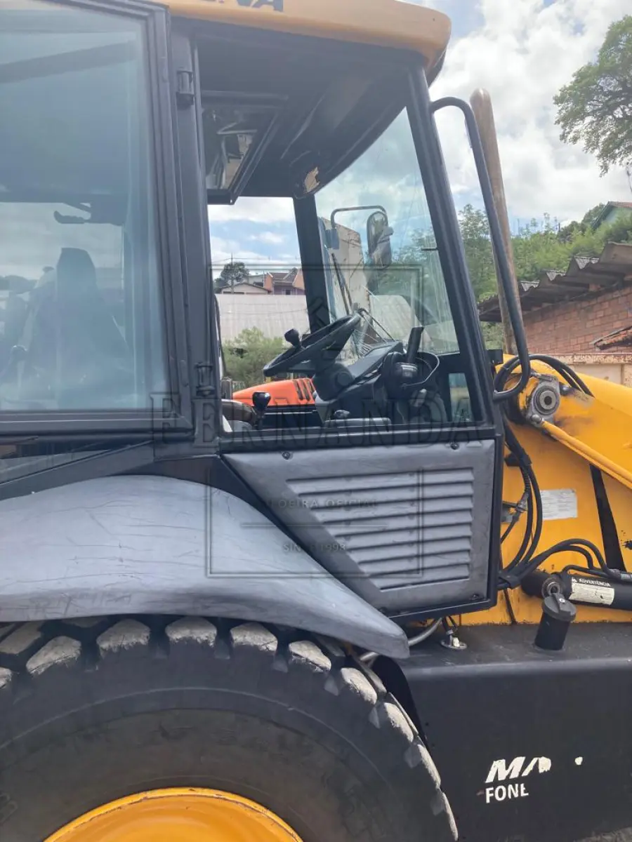 LOTE 004 - Retroescavadeira JCB Nº de série 04BRCB565015, PLACA PATRIMONIAL 20040, 2015, Chassis  9B9214T24FBDT4533. Em funcionamento mas necessita reparos. Avaliada em R$ 35.000,00.