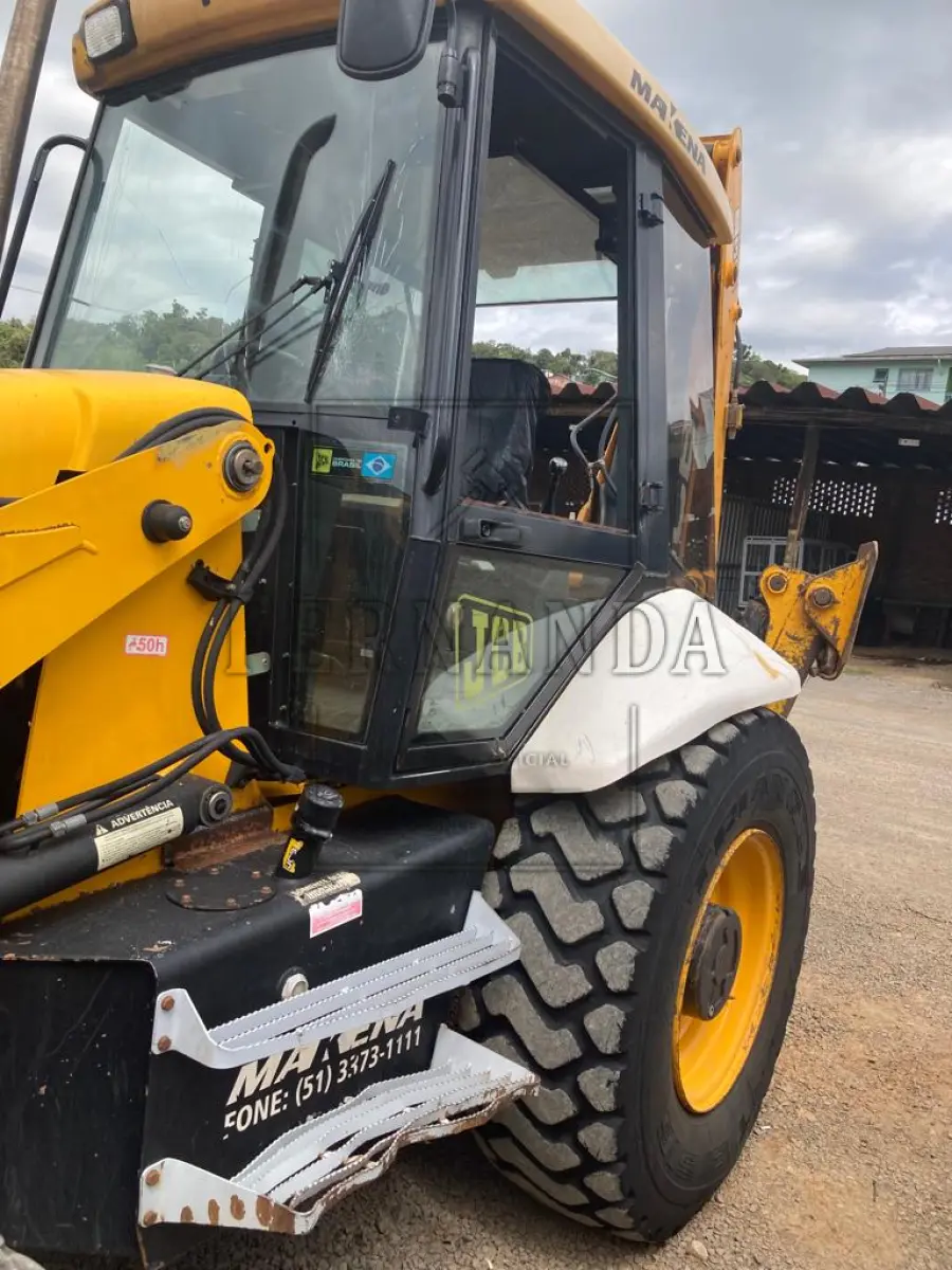 LOTE 004 - Retroescavadeira JCB Nº de série 04BRCB565015, PLACA PATRIMONIAL 20040, 2015, Chassis  9B9214T24FBDT4533. Em funcionamento mas necessita reparos. Avaliada em R$ 35.000,00.