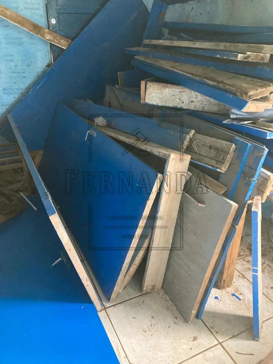 LOTE 007 - Lote de madeiras diversas. Avaliado em R$ 300,00.