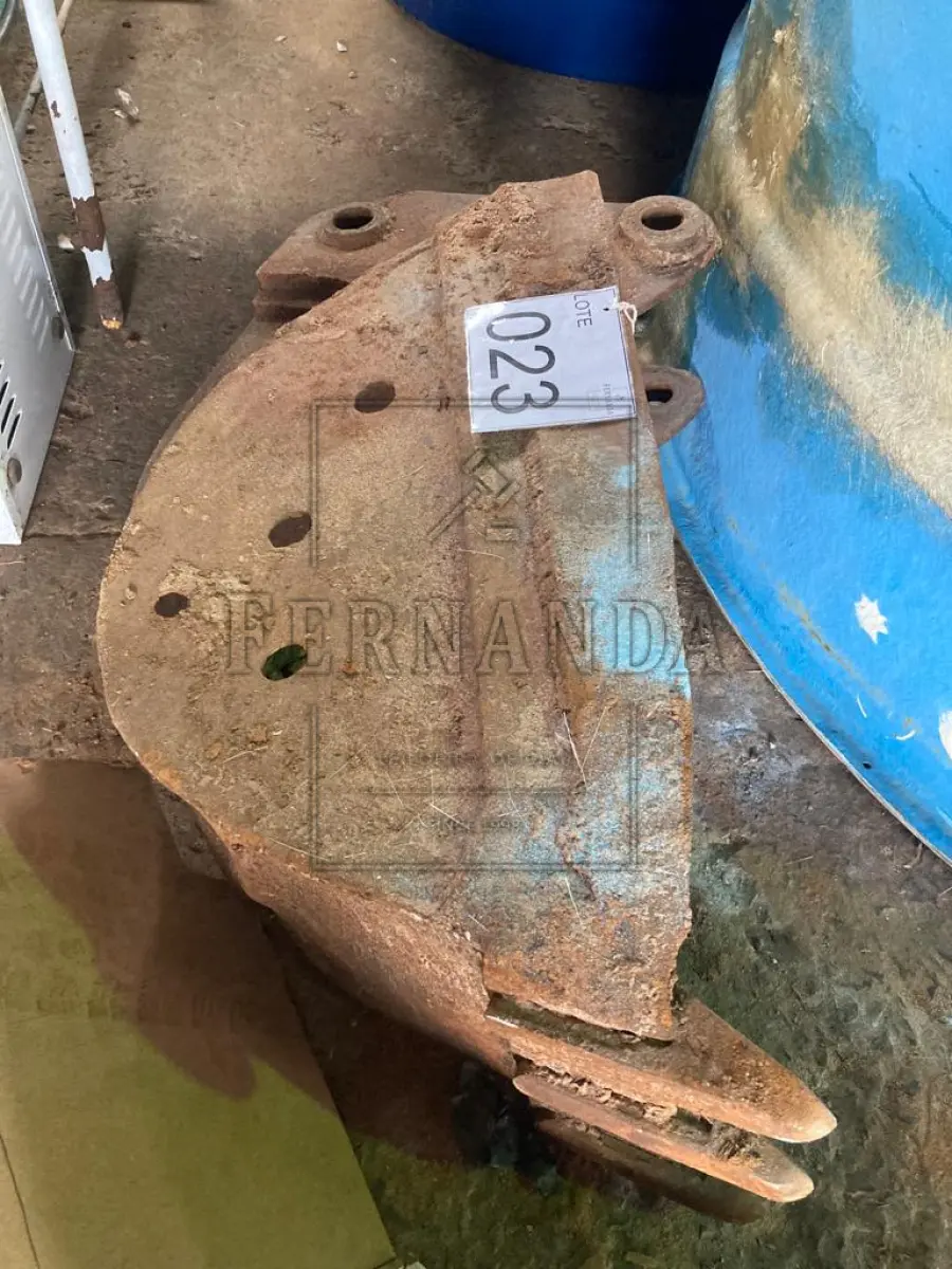 LOTE 023 - Lote de sucata de ferro concha de retroescavadeira 40cm. Avaliado em R$ 200,00.