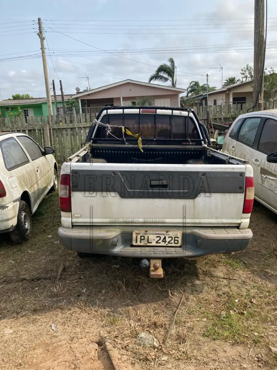 LOTE 001 - Veículo GM S10, ano 08/09, 4 portas, branca, placa IPL2426. Avaliado em R$ 10.453,00.