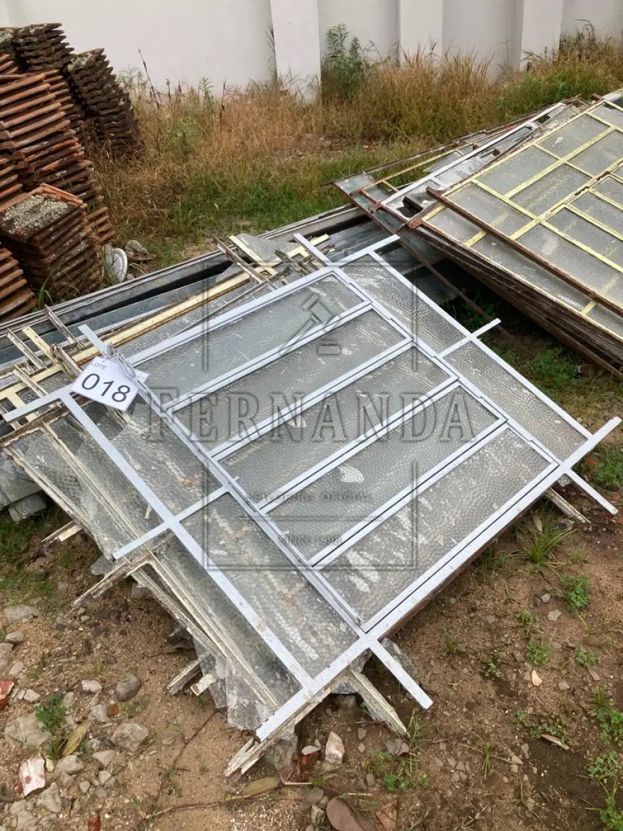 LOTE 018 - Lote de sucatas de calhas e janelas basculantes. Avaliado em R$ 300,00.