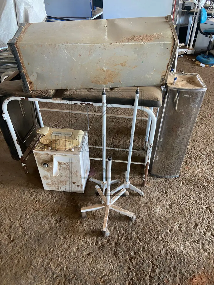 LOTE 017 - Lote de sucatas de ferro e outros materiais. Avaliado em R$ 350,00.