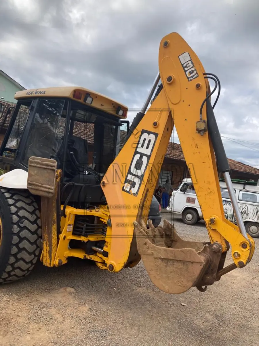 LOTE 004 - Retroescavadeira JCB Nº de série 04BRCB565015, PLACA PATRIMONIAL 20040, 2015, Chassis  9B9214T24FBDT4533. Em funcionamento mas necessita reparos. Avaliada em R$ 35.000,00.