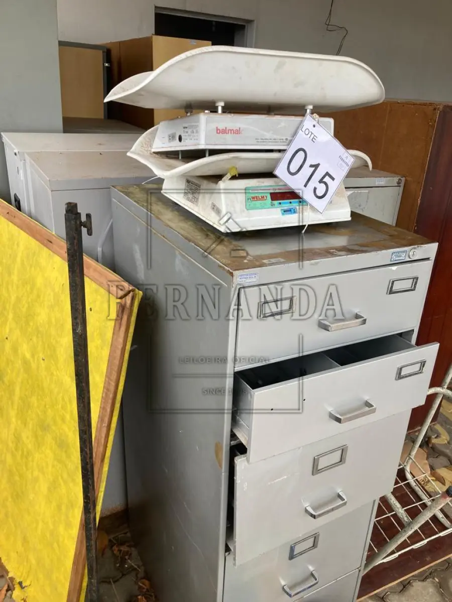 LOTE 015 - Sucatas de armários em madeira e aço e balanças infantis. Avaliado em R$ 280,00.