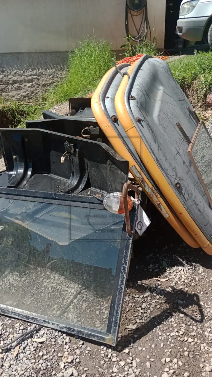 LOTE 006 - Capota para trator Valtra A950, 02 unidades. Avaliado em R$ 470,00.