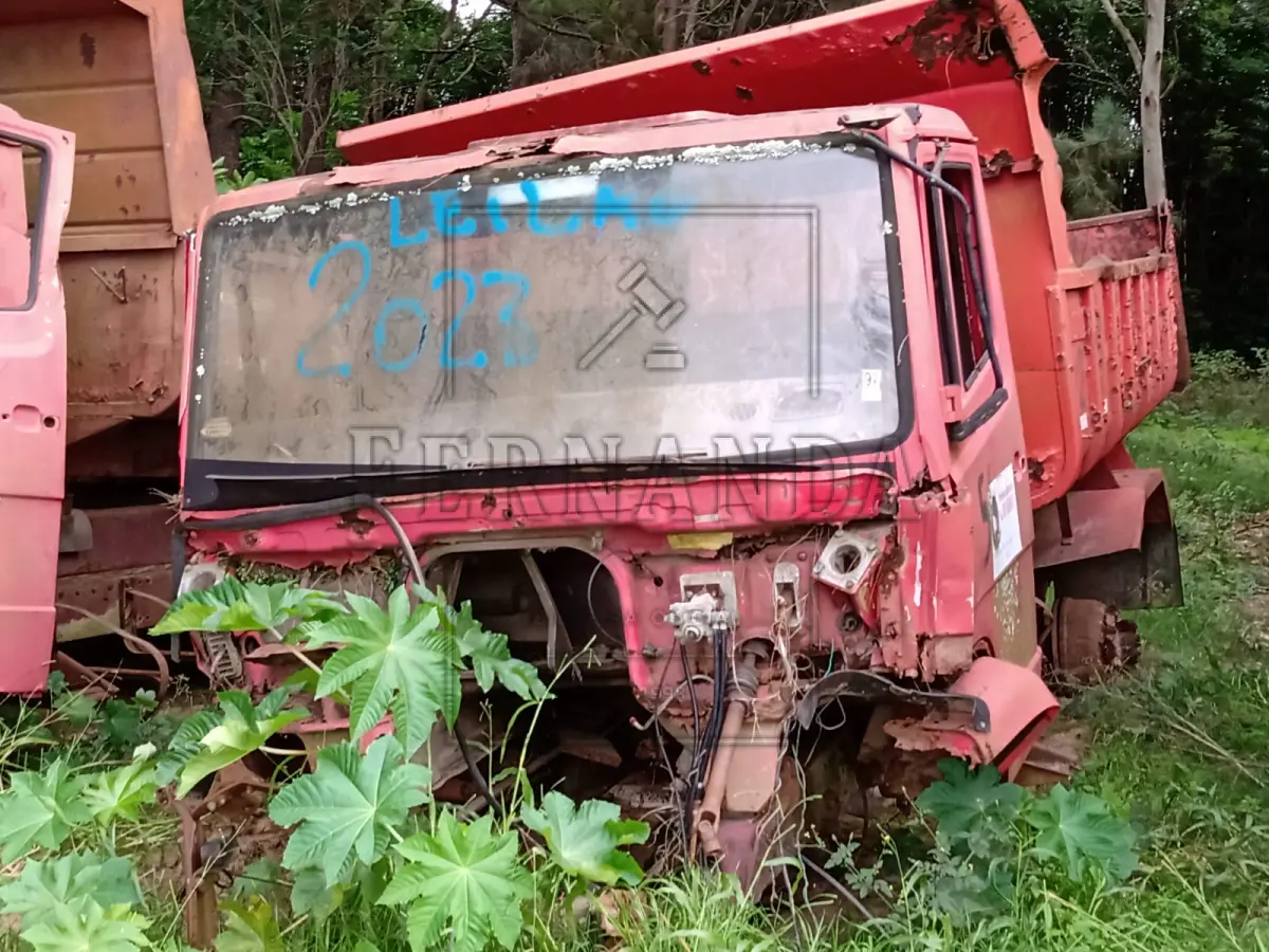 LOTE 043 - Caminhão M. Benz/ LK 1214, ano/modelo 1990/1990, placa IFG6088. Avaliado em R$ 800,00.
