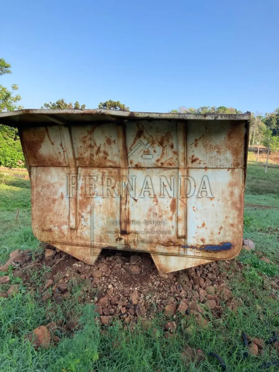 LOTE 005 - Caçamba basculante com tampa, sem chassi e sem a parte hidráulica. Avaliado em R$ 800,00.