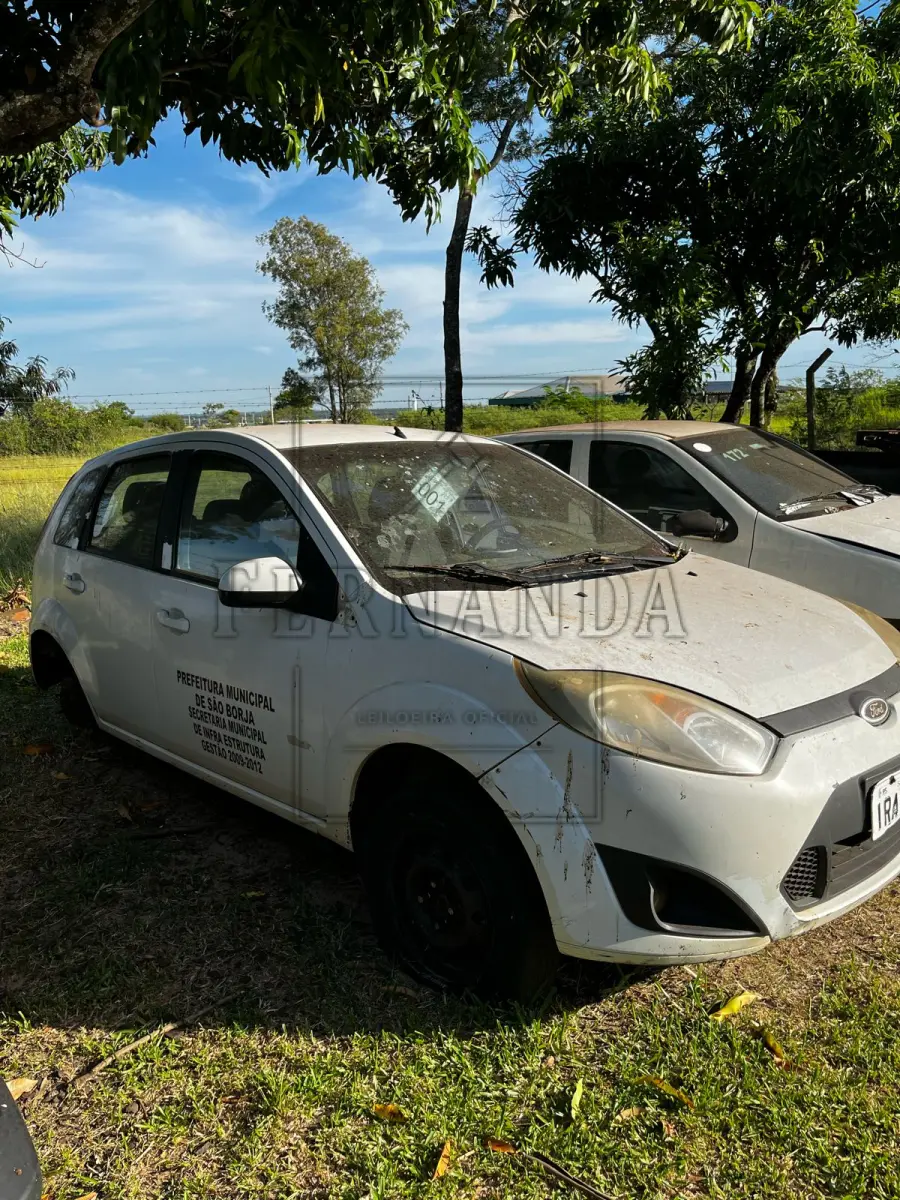 LOTE 001 - Automóvel Ford/Fiesta 1.6, ano/modelo 2010, placa IRA5107. Avaliado em R$ 3.000,00.
