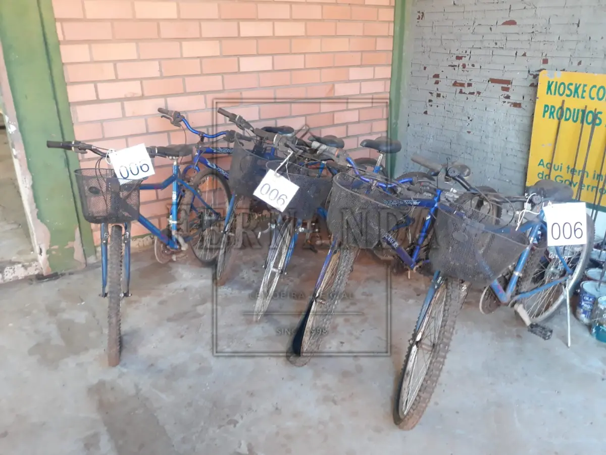 LOTE 006 - Lote com seis bicicletas de marcha, aro 26. Avaliado em R$ 500,00.