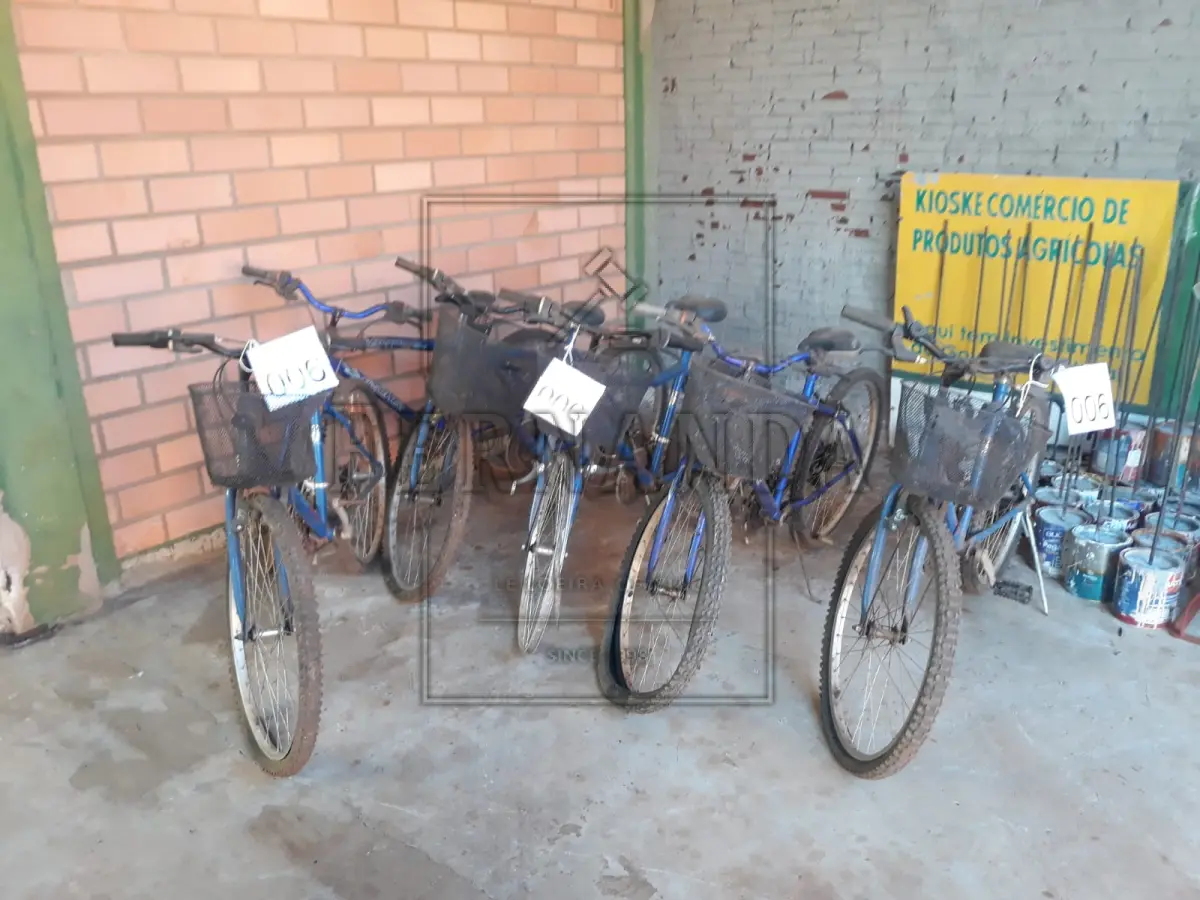 LOTE 006 - Lote com seis bicicletas de marcha, aro 26. Avaliado em R$ 500,00.