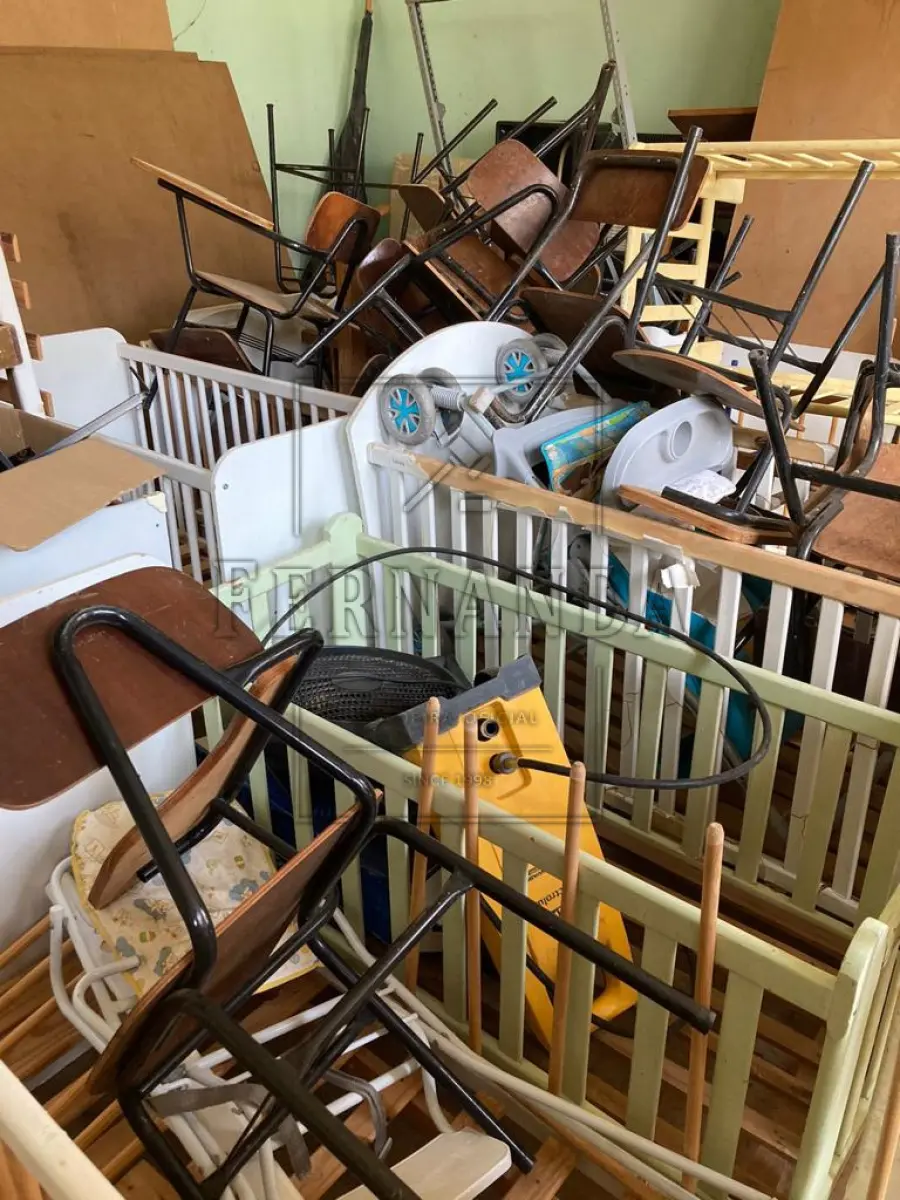 LOTE 002 - Material mobiliário e eletrônico. Aspirador de pó, berços, cadeiras, estufas, estantes, lava-jato, mesas, e outros. Avaliado em R$ 350,00.
