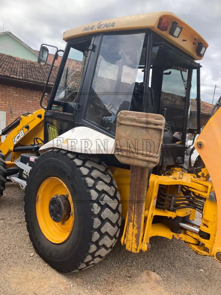 LOTE 004 - Retroescavadeira JCB Nº de série 04BRCB565015, PLACA PATRIMONIAL 20040, 2015, Chassis  9B9214T24FBDT4533. Em funcionamento mas necessita reparos. Avaliada em R$ 35.000,00.