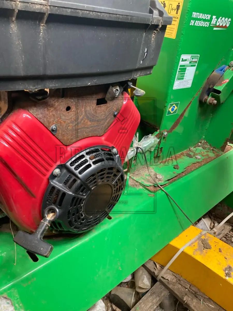 LOTE 014 - Triturador de resíduos, marca TRAPP, modelo Tr600G, motor a gasolina 16HP. Avaliado em R$ 20.263,67.
