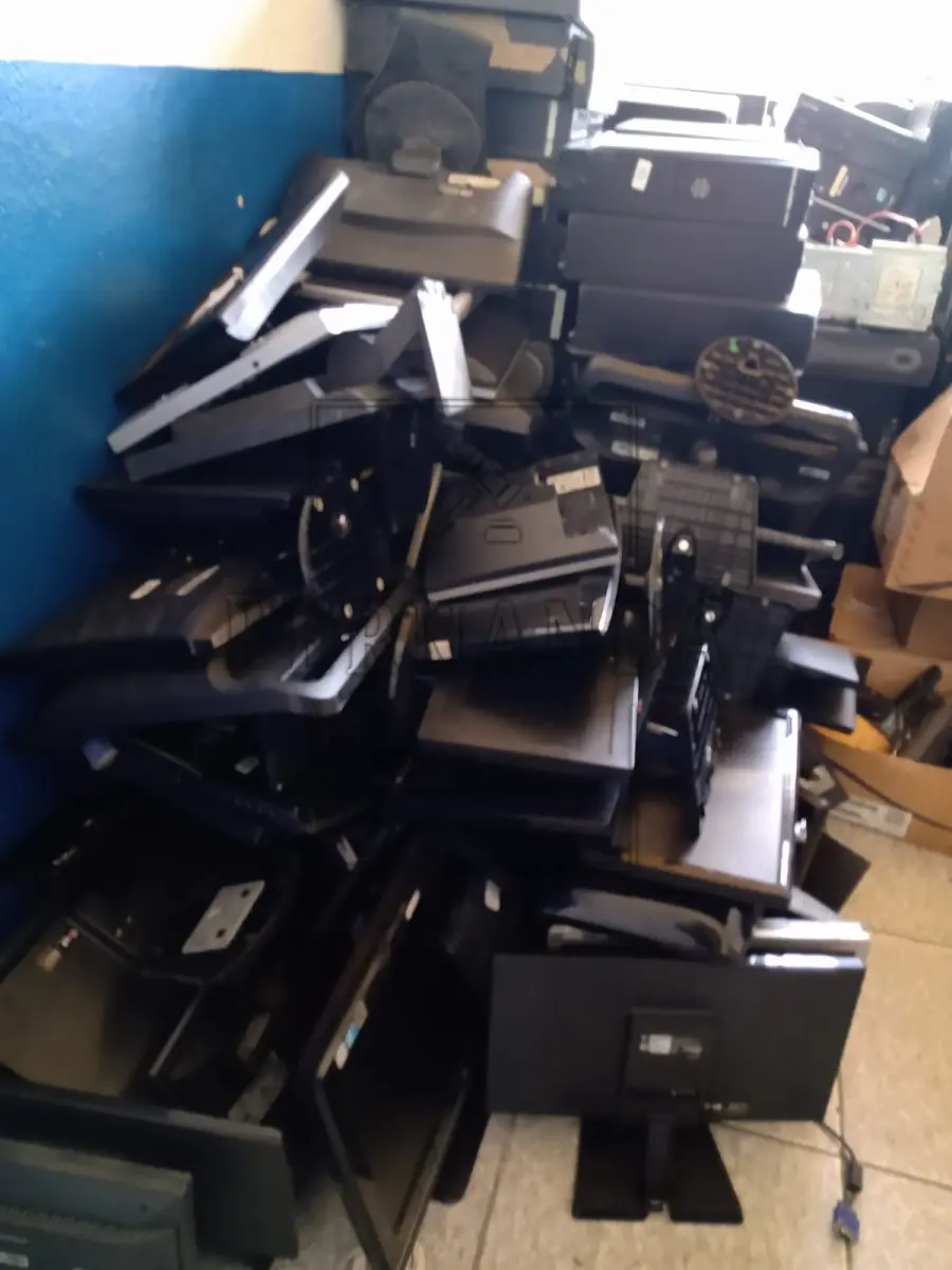 LOTE 050 - Lote composto por material de informática. Avaliado em R$ 500,00.