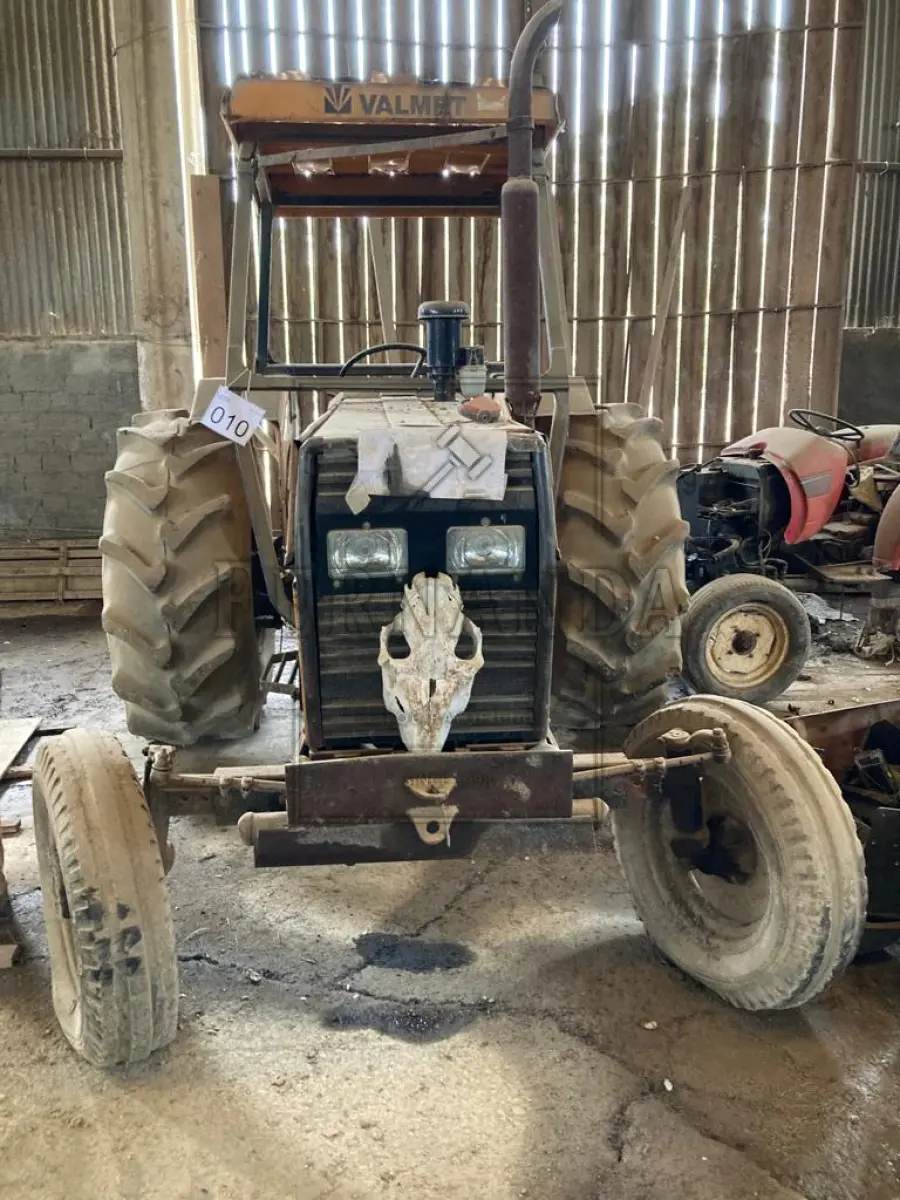 LOTE 010 - Trator Valmet M.A., ano 1993, placa IHO1809. Avaliado em R$2.150,00.