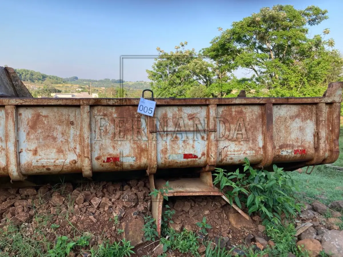 LOTE 005 - Caçamba basculante com tampa, sem chassi e sem a parte hidráulica. Avaliado em R$ 800,00.