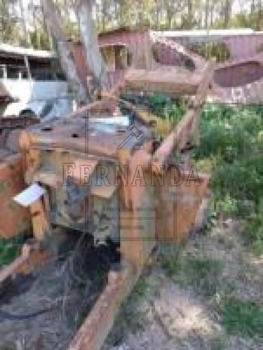 LOTE 048 - Lote de sucatas. Avaliada em R$ 170,00.