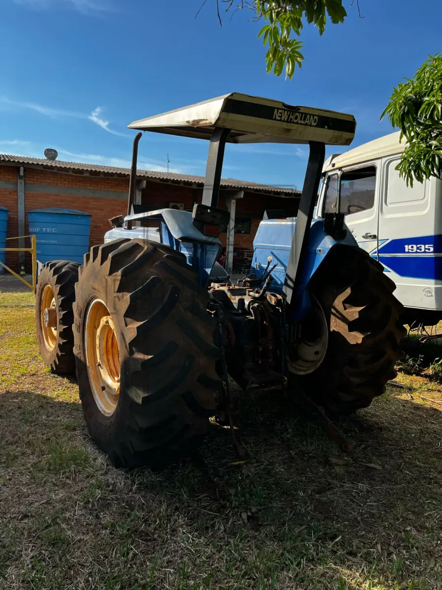 LOTE 004 - Trator New Holland modelo S100 7630, ano 2002. Avaliado em R$ 18.000,00.