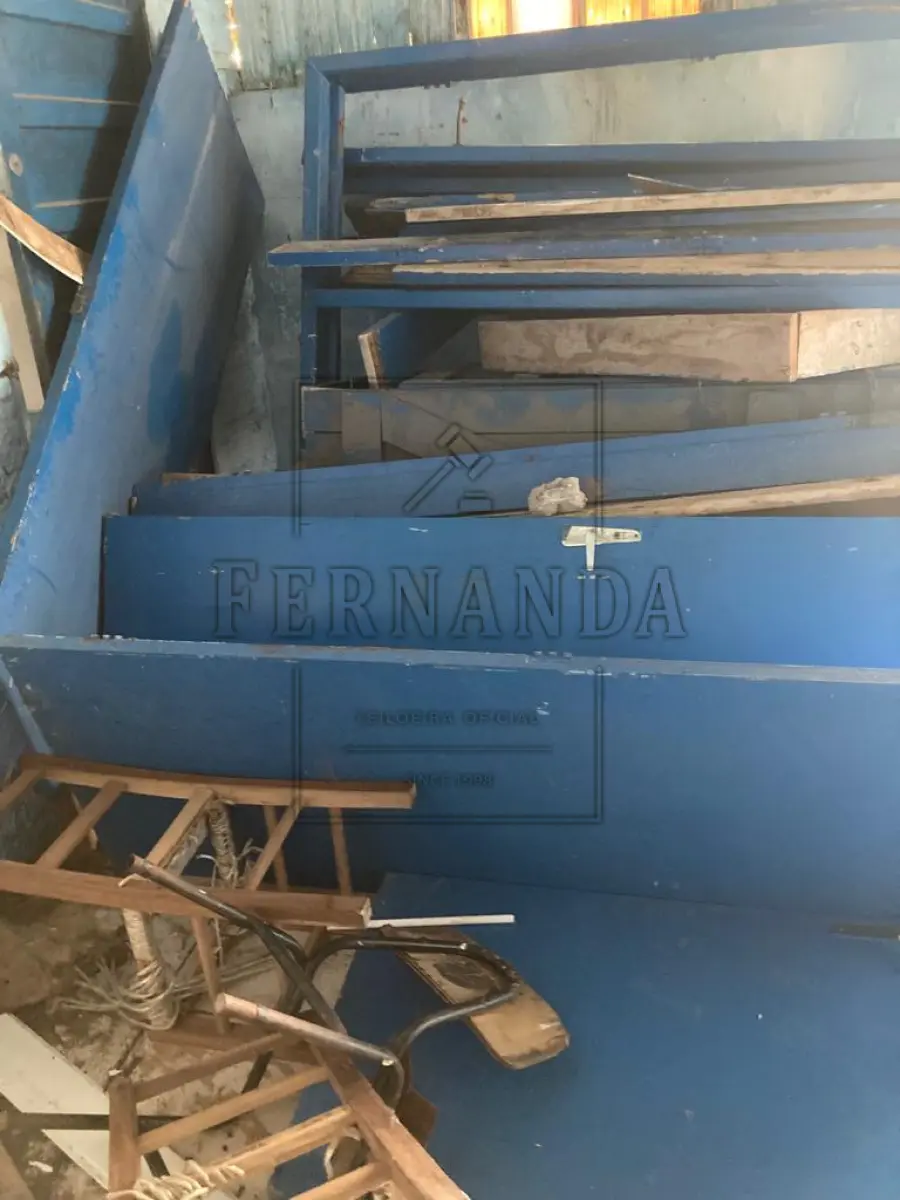 LOTE 007 - Lote de madeiras diversas. Avaliado em R$ 300,00.