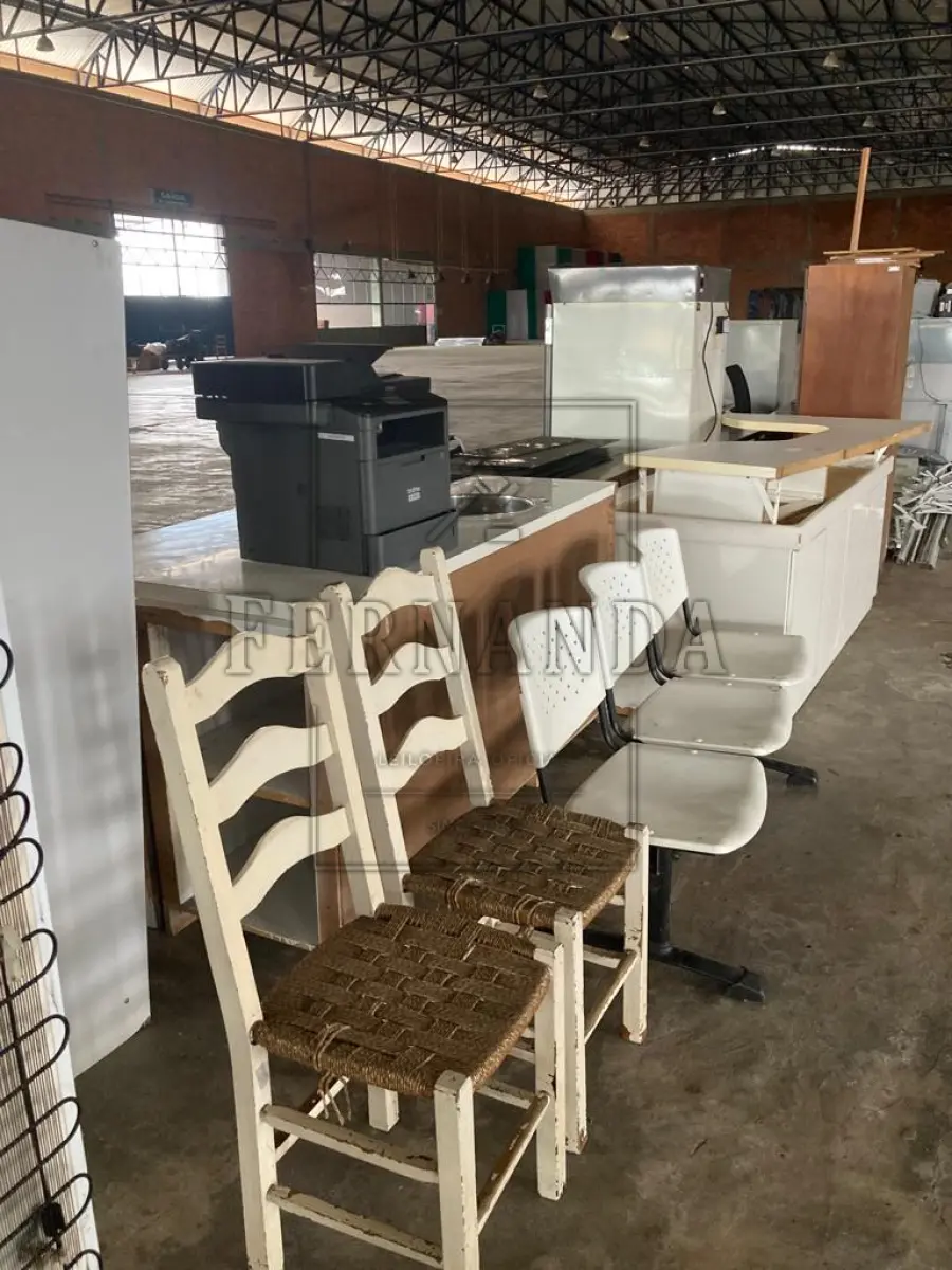 LOTE 007 - Lote de informática e escritório. Avaliado em R$ 620,00.