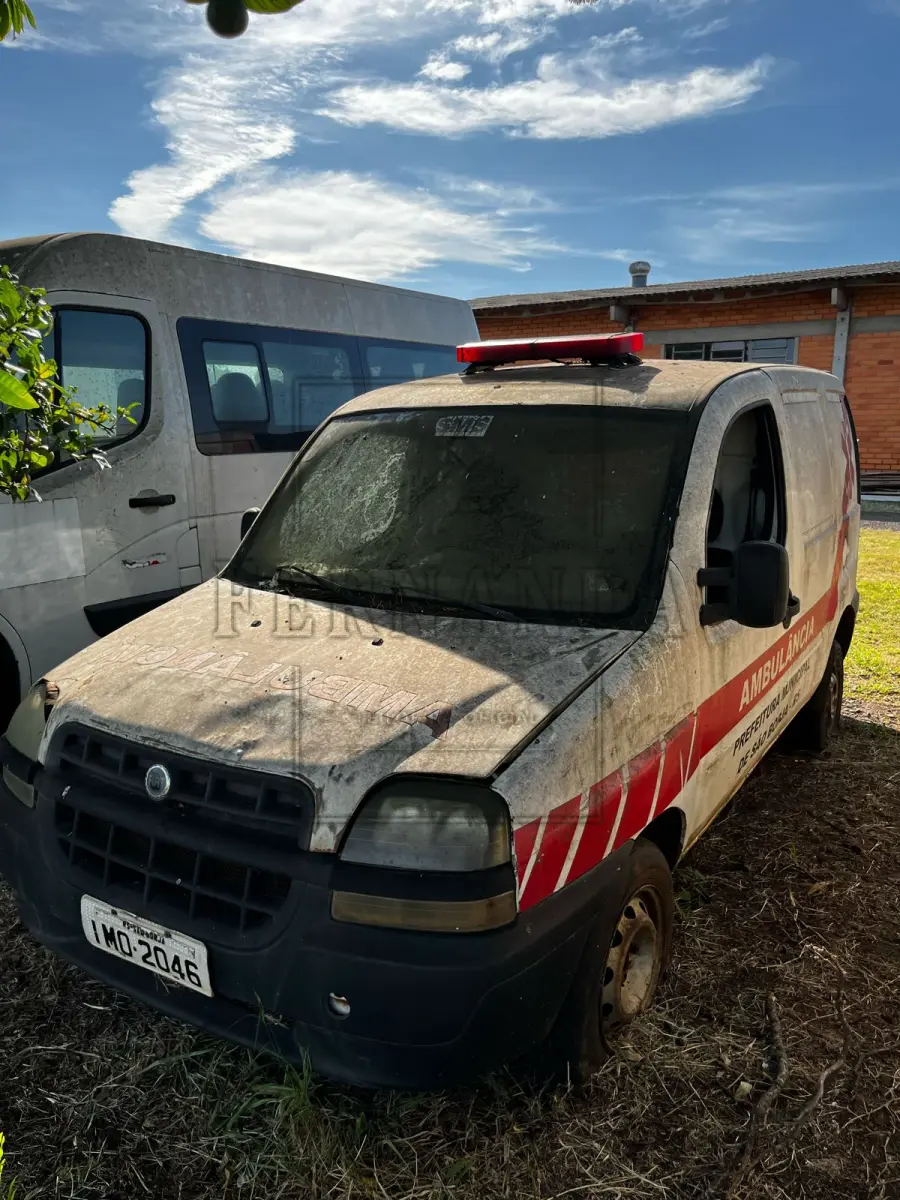 LOTE 011 - Ambulância Fiat/Doblo Cargo TH, ano/modelo 2005, placas IMO2046. Avaliada em R$ 3.000,00.