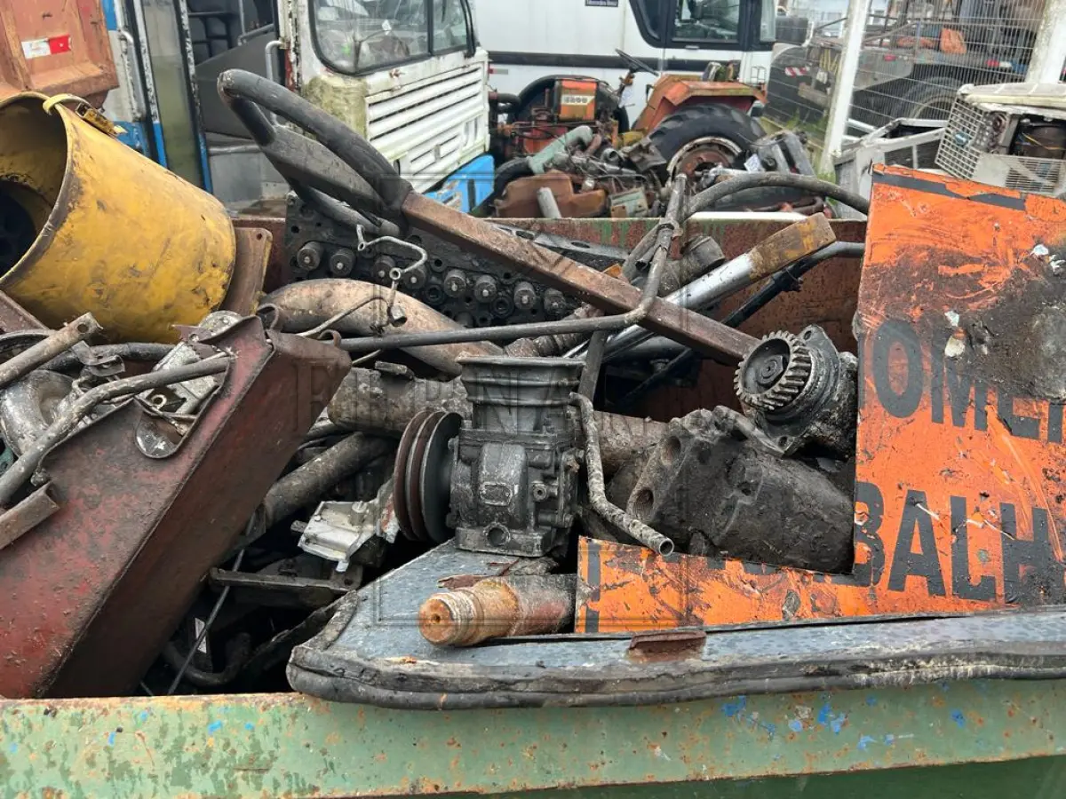 LOTE 002 - Lote composto por sucata de motores e outros.  Avaliado em R$ 1.000,00.