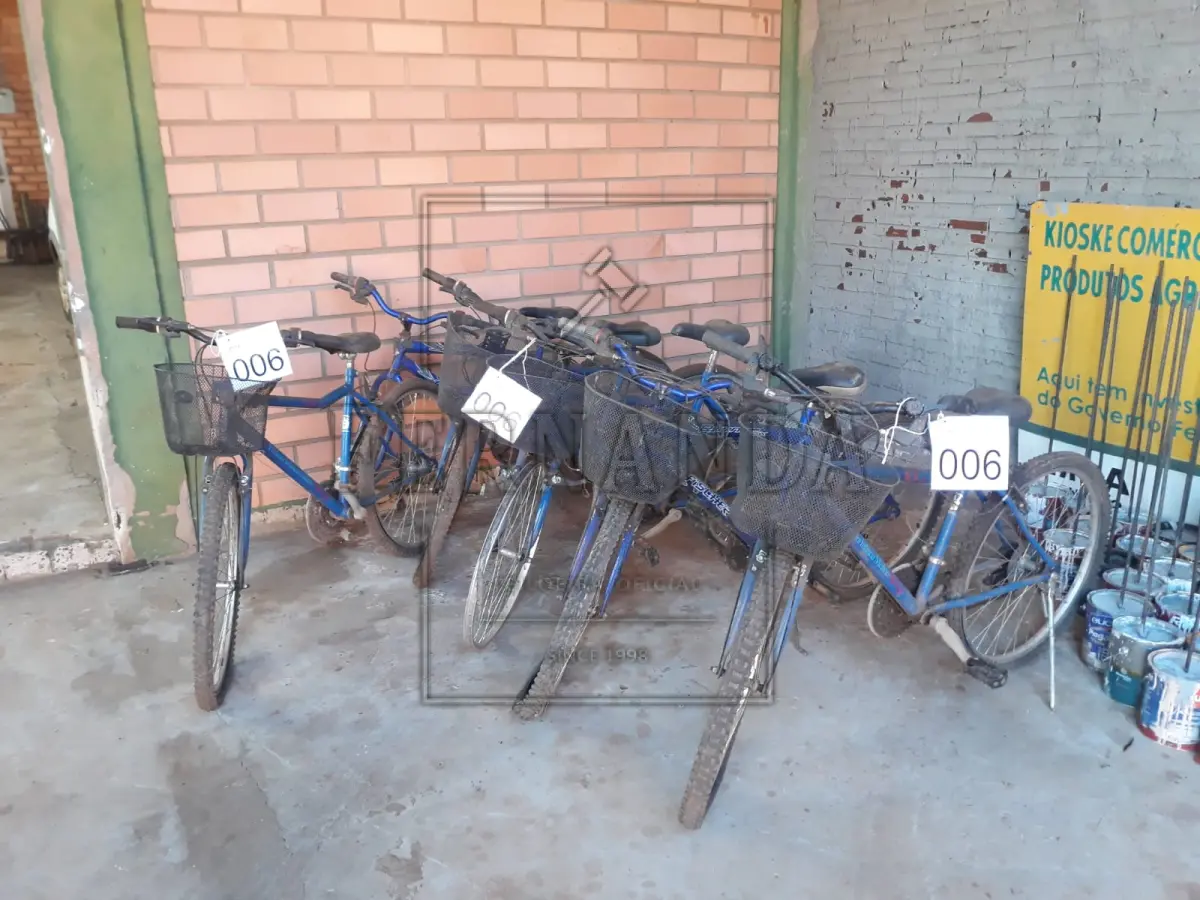 LOTE 006 - Lote com seis bicicletas de marcha, aro 26. Avaliado em R$ 500,00.