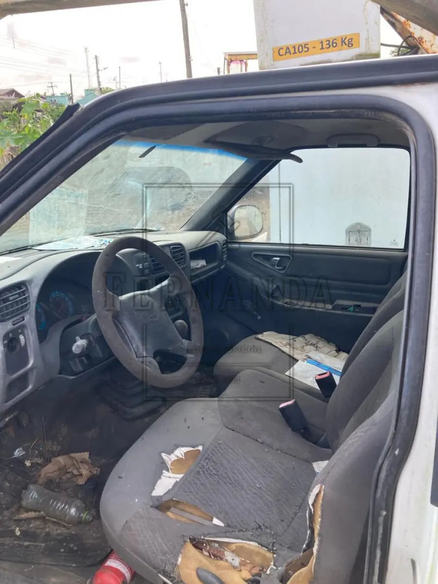 LOTE 006 - Veículo GM S10, ano 2010, 02 portas, branca, placa IQW6544, RENAVAM 216597412. Avaliado em R$ 29.019,80.