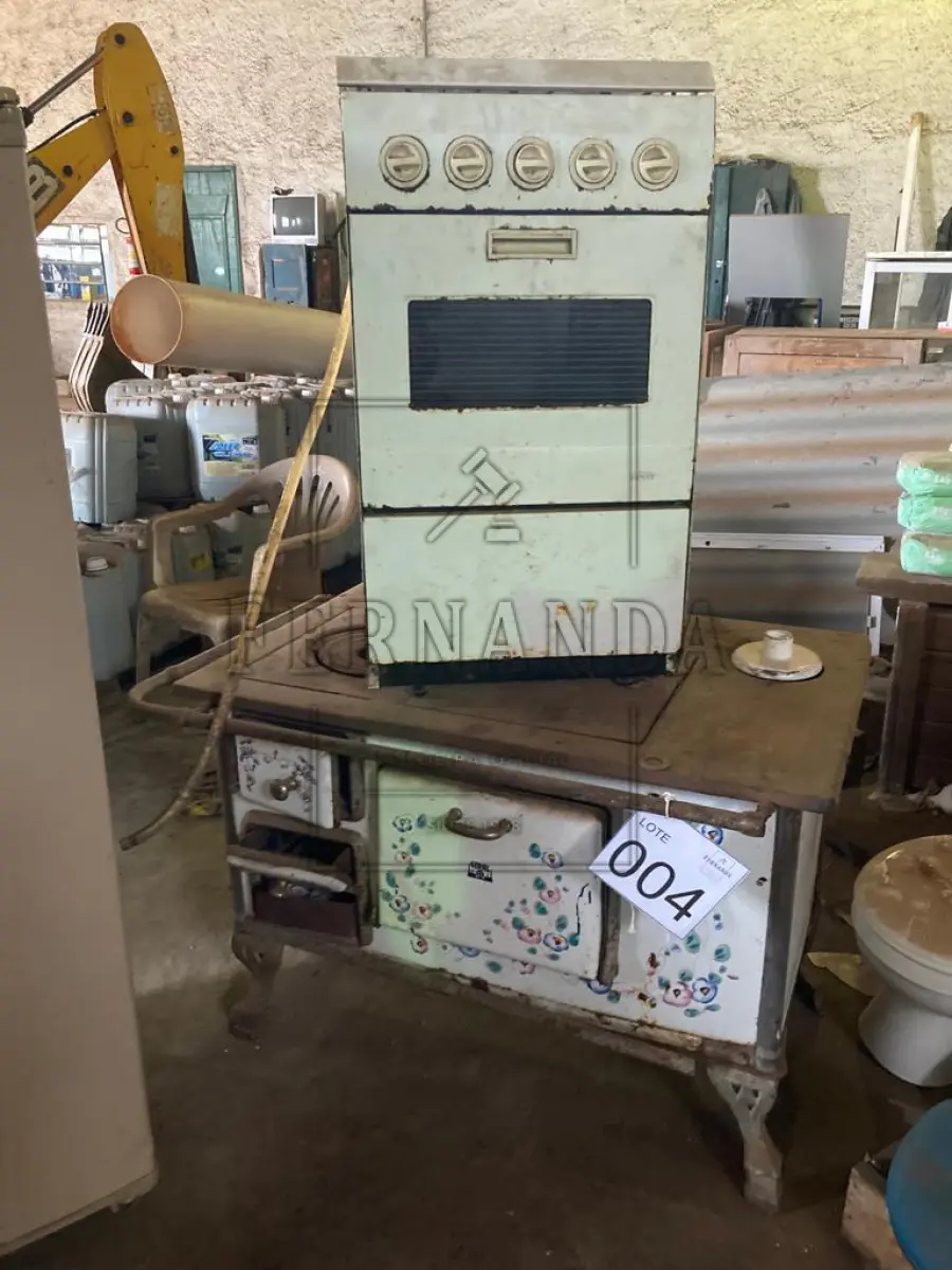 LOTE 004 - Lote se sucatas de fogão a gás, fogão a lenha e freezer. Avaliado em R$ 250,00.