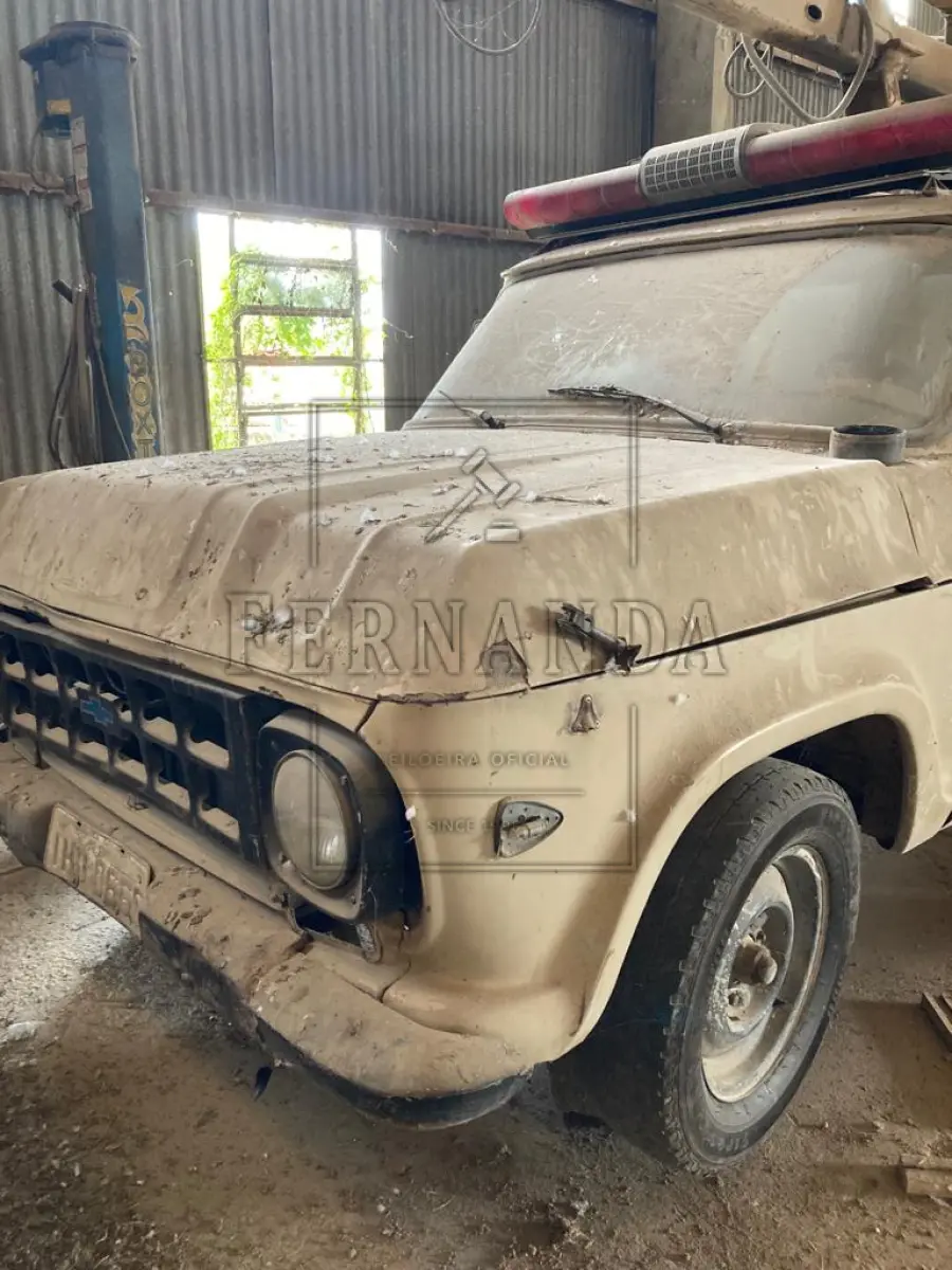 LOTE 006 - Veículo GM/Chevrolet C15 1975, placa IHO0660, diesel com cesta aérea. Avaliado em R$5.300,00.