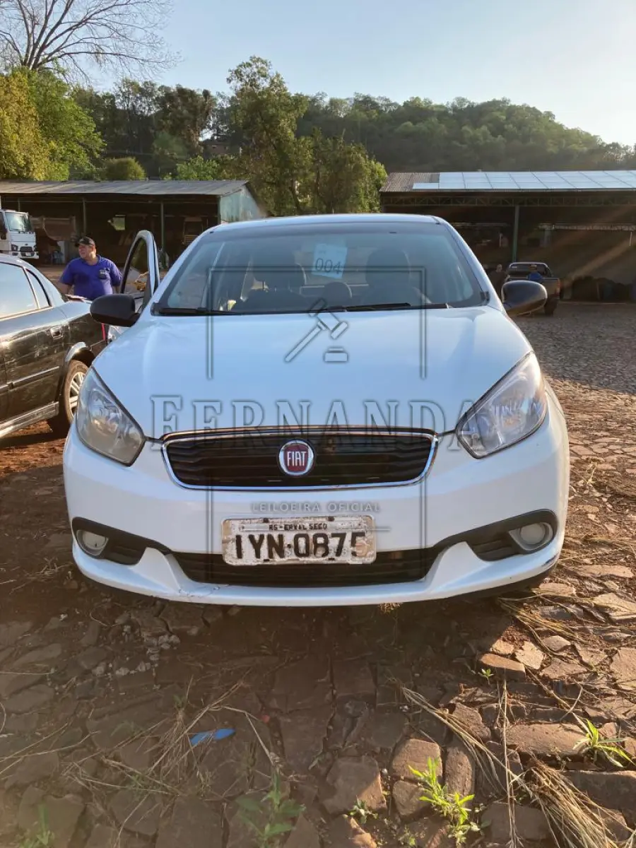 LOTE 004 - Siena Attract, Fiat ano/modelo 2018, cor branca, motor 1.0, 75 cv álcool/gasolina,  Placa IYN0875, em circulação. Avaliado em R$ 29.900,00.