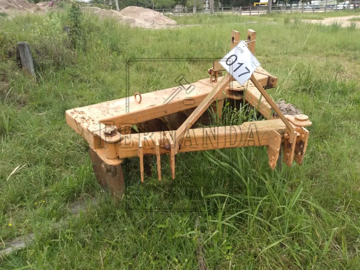LOTE 017 - Arado gradeador Boelter 8 discos, 8x26", engate 03 pontos. Avaliado em R$530,00.