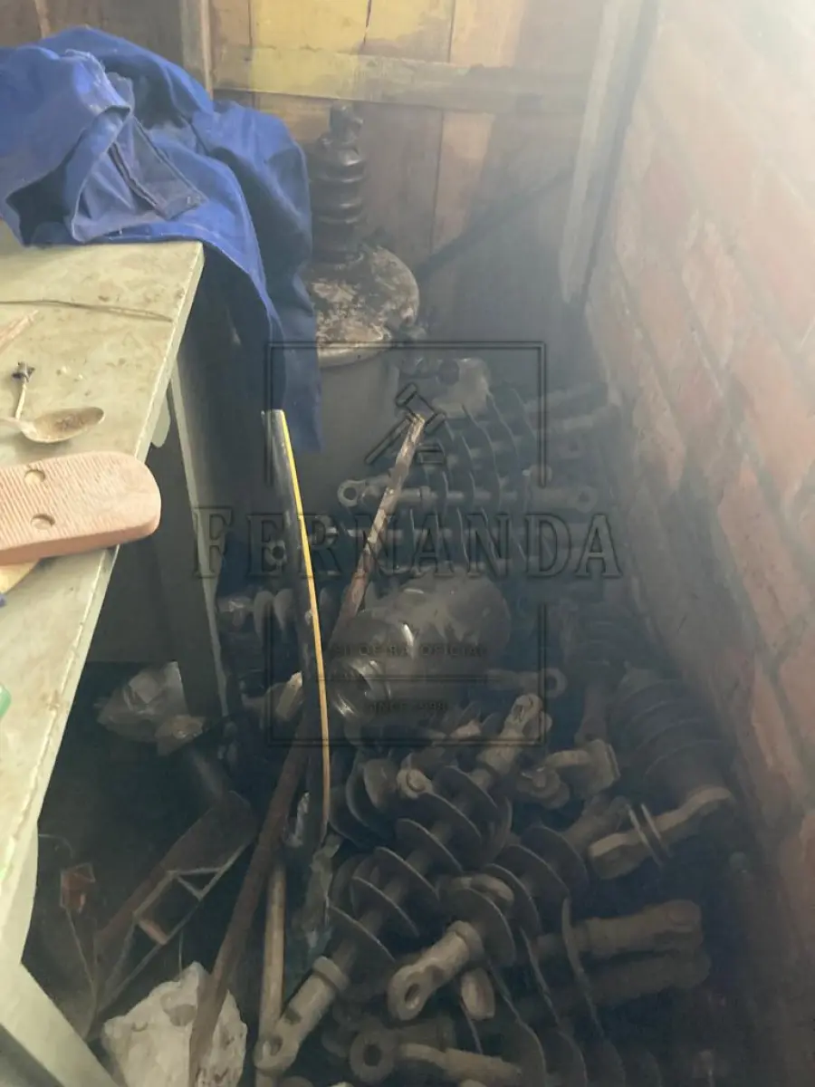 LOTE 006 - Lote de sucatas motores e transformadores. Avaliado em R$ 2.200,00.