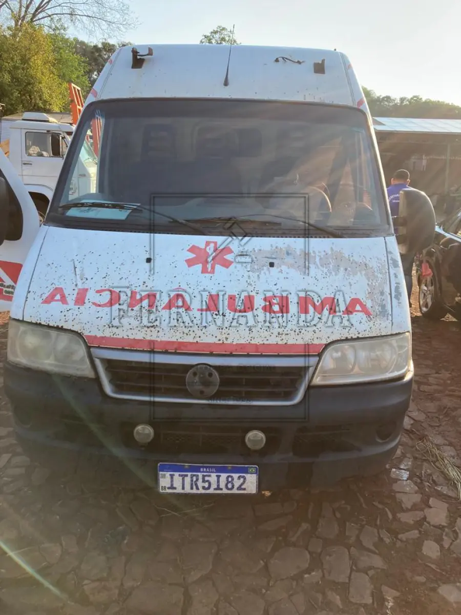 LOTE 001 - Camionete Furgão Fiat/Ducato MC TCA (Ambulância) ano/modelo 2012/2013, motor 127 cv, diesel, placa ITR5182, em circulação. Avaliado em R$ 45.700,00.